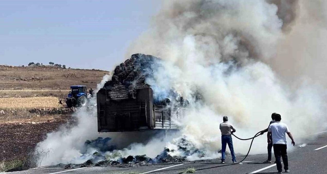 Mardin’de Saman Yüklü TIR Alev Aldı