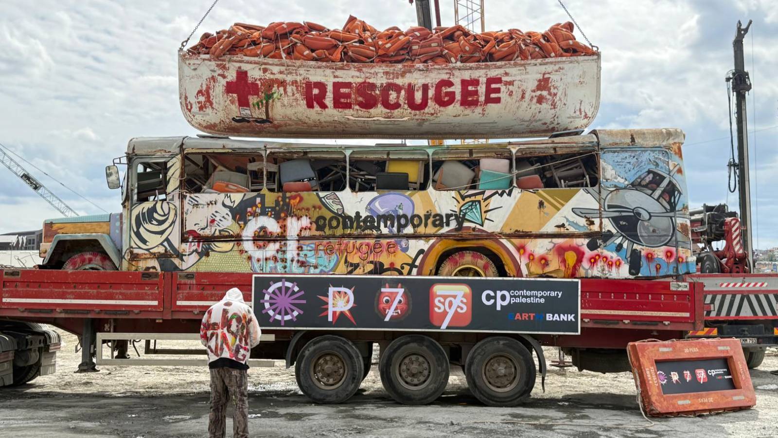 contemporary istanbulda kacak sokulan tir ve multeci botuyla filistin protestosu yapildi iste surpriz eylemden kareler HaBOUkDn