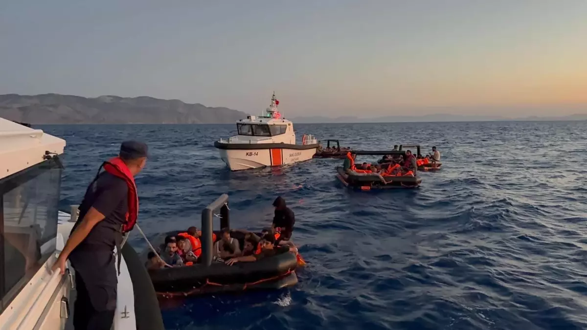 marmariste 74 kacak gocmen kurtarildi UB9tQhQy