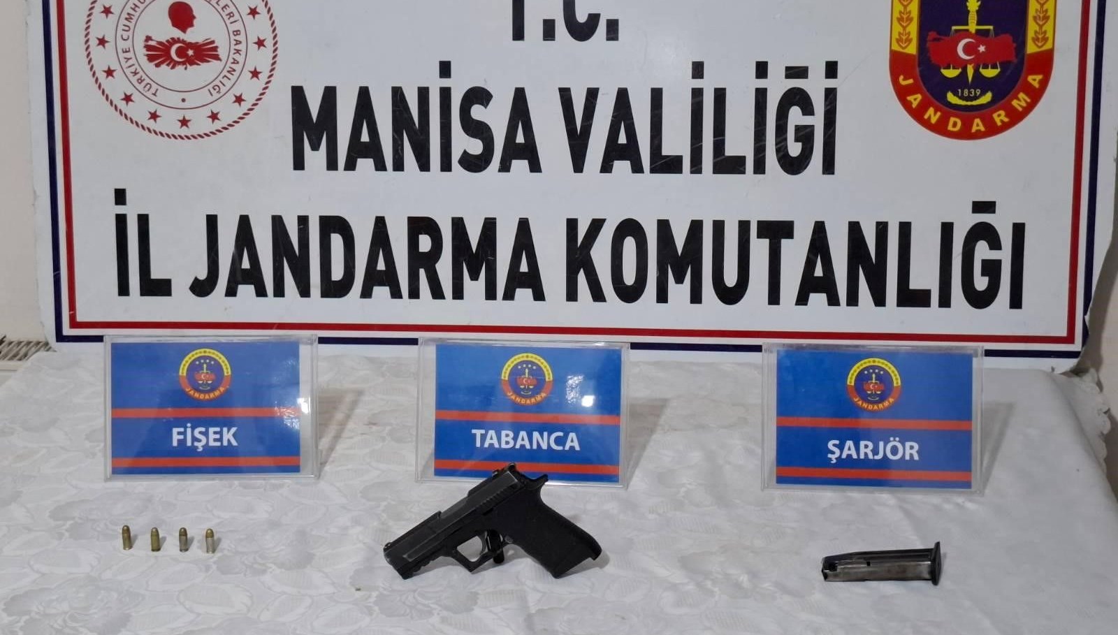 suphe uyandiran gencin uzerinden tabanca ve mermi cikti JVCW8WTm