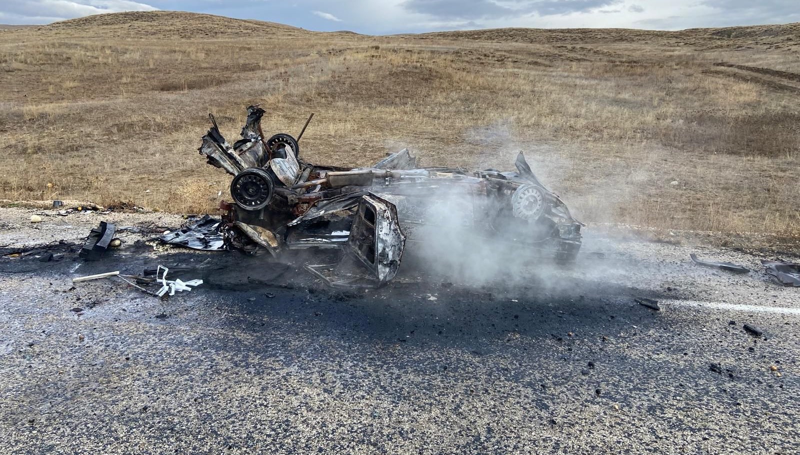 bayburtta otomobil sarampole devrildi bir can kaybi var WnI4HHhM