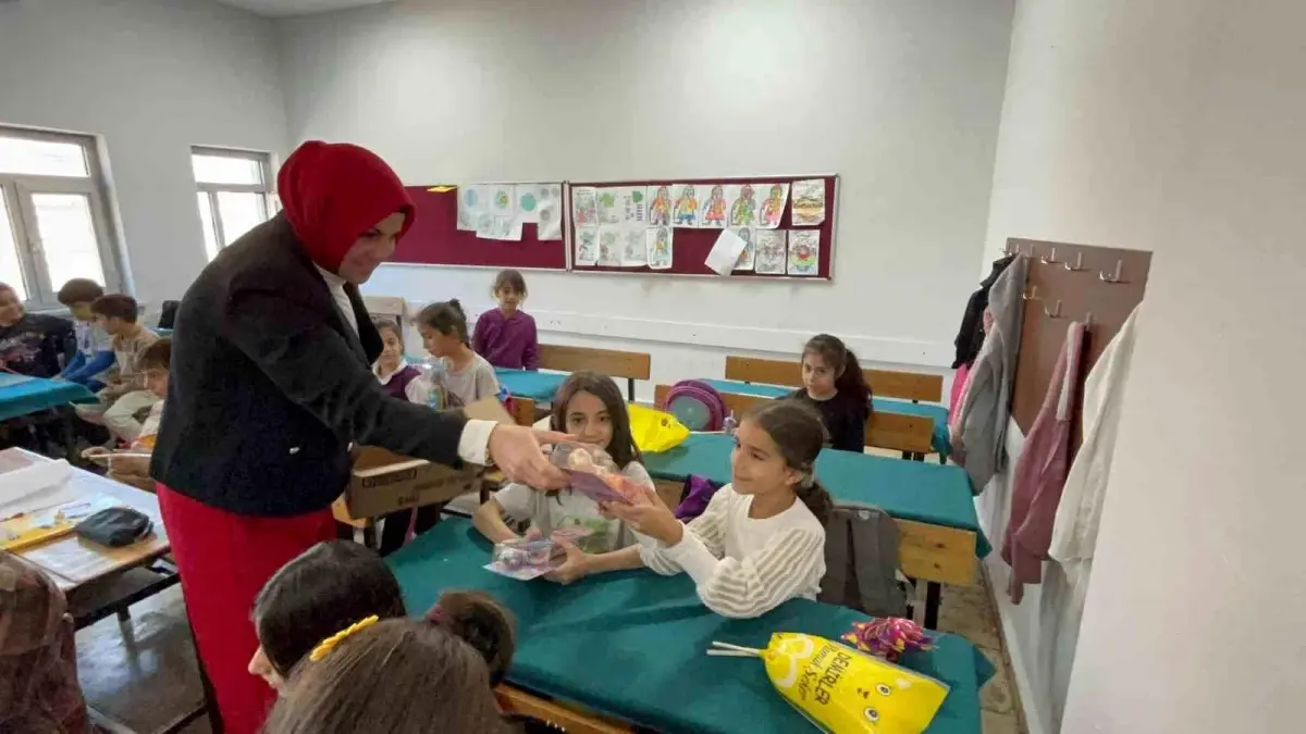 diyarbakirli muhtar dunya kiz cocuklari gununde kiz cocuklarina hediyeler dagitti RKmWHQYZ