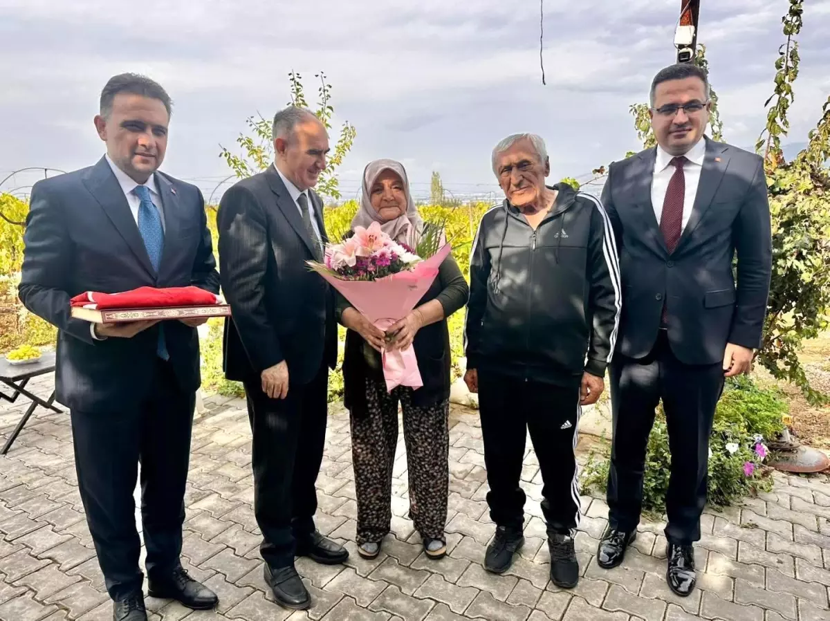 vali ozkan ve beraberindekilerden sehit ailesine anlamli ziyaret 2bpBWZeG.jpg