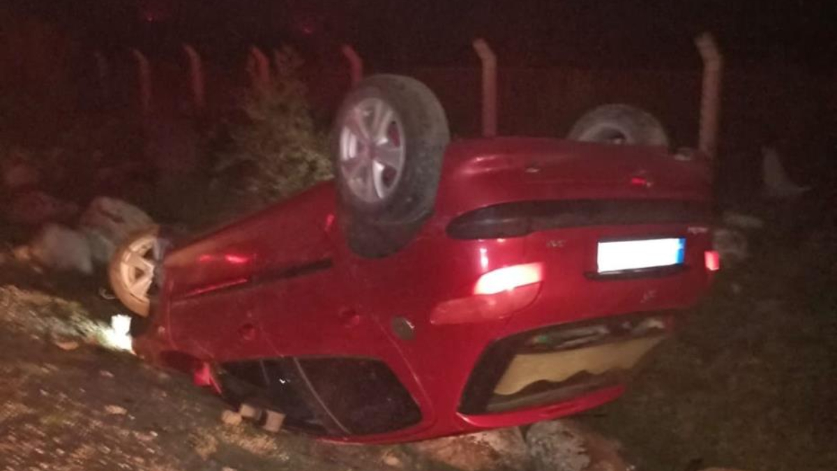 canakkalede takla atan otomobilin surucusu oldu R5nm9MKI.jpg