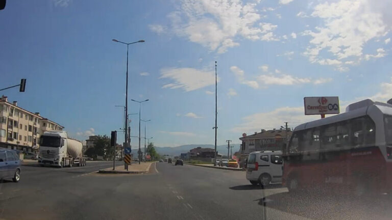 duzcede-kavsakta-feci-carpisma-hafif-ticari-arac-ile-ozel-halk-otobusu-birbirine-girdi-8UpjhWFs