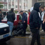 Alkolün Etkisiyle Sokağı Karıştıran Genç, Polisi Darbeye Kalkıştı