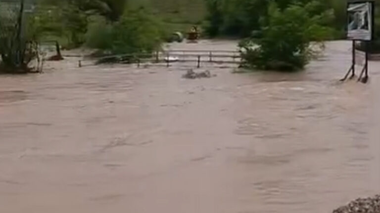tokatta-sel-dehseti-zile-turhal-yolu-sular-altinda-qVSqzLRd