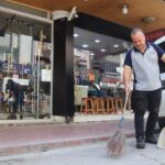 Izmirde cop supururken soyledigi sarkilar hayatini degistirdi milyonlar onu dinledi Z12Ek4pp