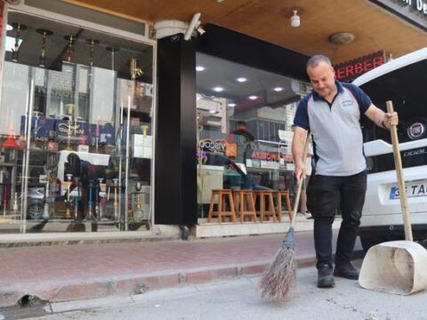 Izmirde cop supururken soyledigi sarkilar hayatini degistirdi milyonlar onu dinledi Z12Ek4pp