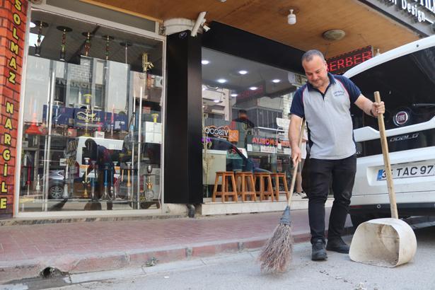 Izmirde cop supururken soyledigi sarkilar hayatini degistirdi milyonlar onu dinledi Z12Ek4pp