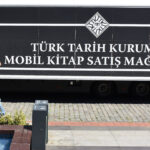 Turk tarih kurumu mobil kitap satis magazasi trabzonda okurlarla bulustu PA4gpl16