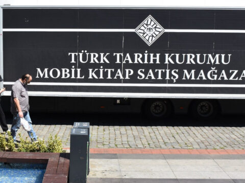 Turk tarih kurumu mobil kitap satis magazasi trabzonda okurlarla bulustu PA4gpl16