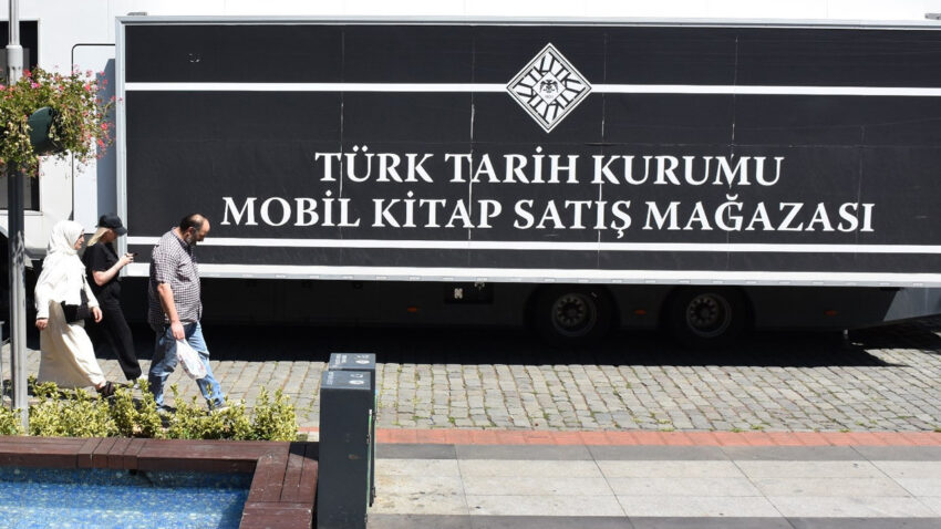 Turk tarih kurumu mobil kitap satis magazasi trabzonda okurlarla bulustu PA4gpl16