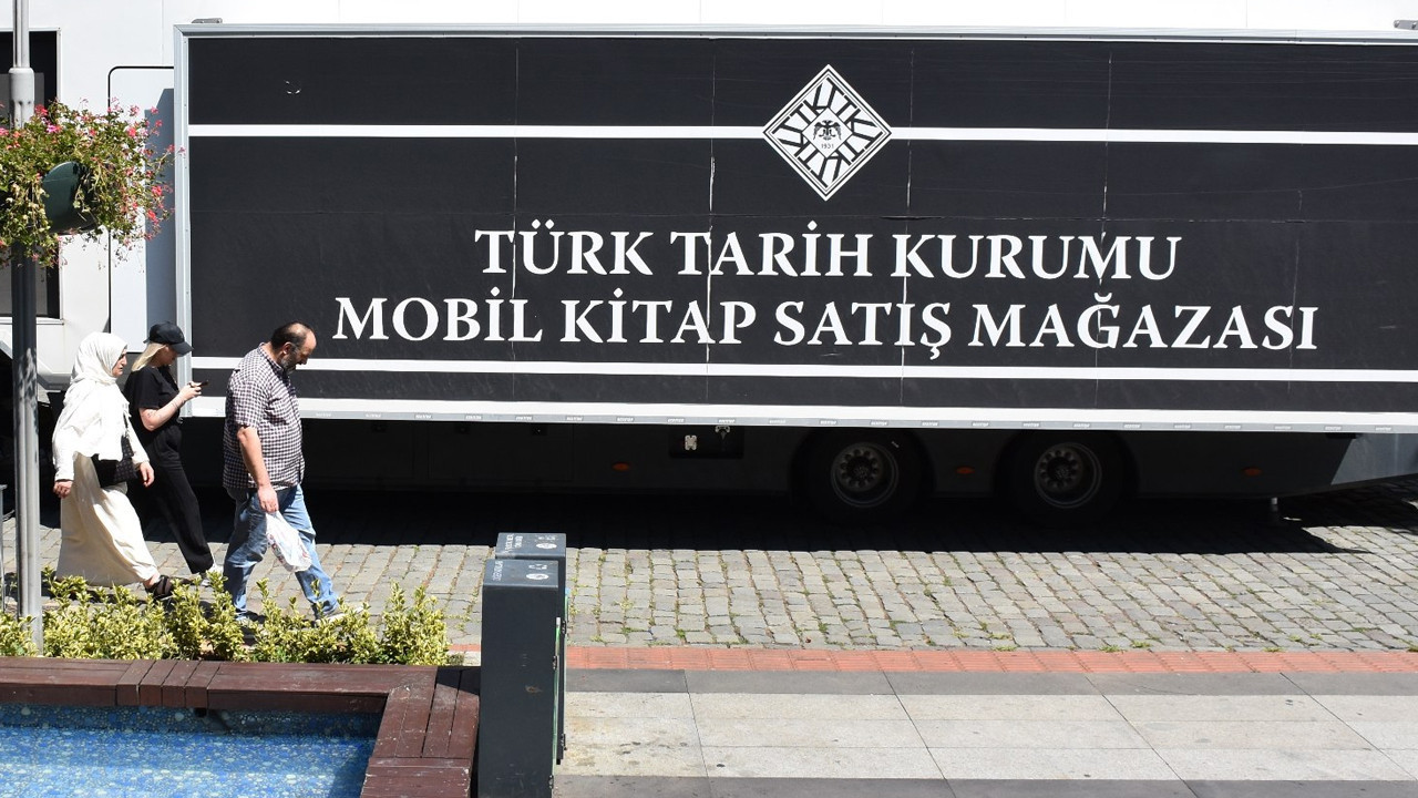 Turk tarih kurumu mobil kitap satis magazasi trabzonda okurlarla bulustu PA4gpl16